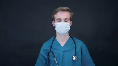 Moody doktor tıbbi maskesi ekranına arıyorum kaldırır. Fikirlerden.