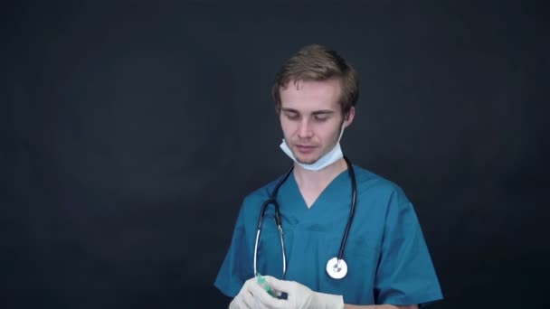 Orvos előkészítése fecskendő. — Stock videók