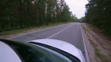 Kamera gemide. Orman yolu araba araba.