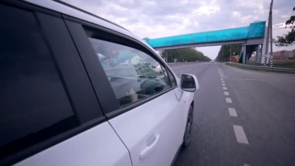 Carro a conduzir pela estrada. Câmera a bordo . — Vídeo de Stock