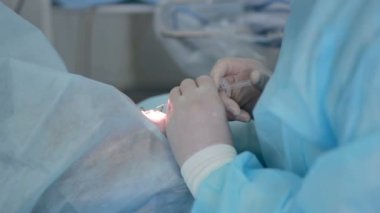 Hastane ameliyat odasında ameliyat tanınmaz doktorlar eller.