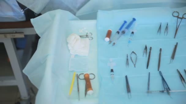 Outil chirurgical sur table dans une salle d'opération . — Video