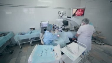 Tıbbi ekip tiyatro faaliyet hastanede operasyonu.