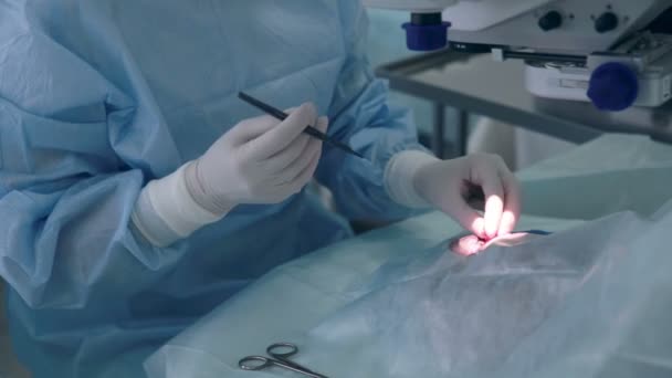 Médico realizando cirugía en quirófano del hospital . — Vídeo de stock