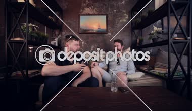 İki içen adamların. Duman, duman.