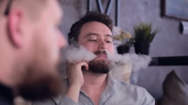 İki içen adamların. Duman, duman.