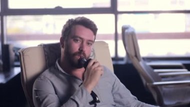 Sigara adam. Buharlaştırıcı.