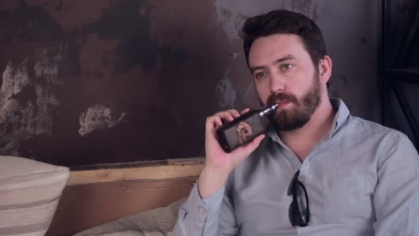 Smoking man. Vaporizer. — Stock Video