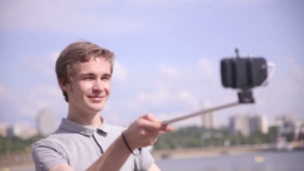 Man vindt Selfie in stad, stadslandschap. — Stockvideo