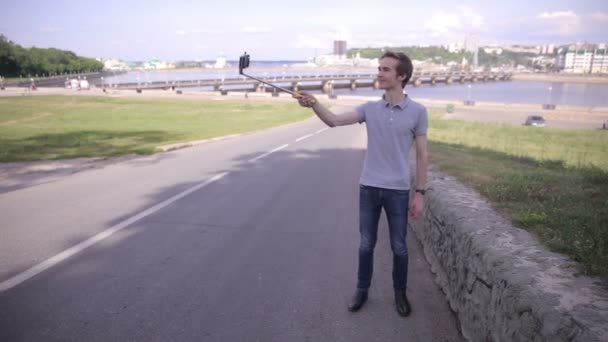 Jonge man selfie maken. — Stockvideo