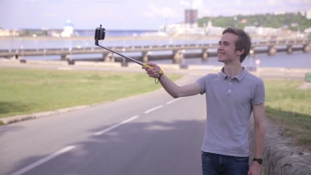 Adam Selfie şehirde, kentsel peyzaj alır.. — Stok video