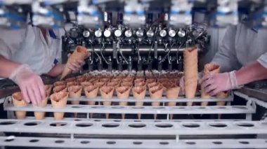 Dondurma otomatik üretim hattı.