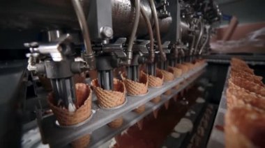 Ice - cream koni ile konveyör taşıma. Dondurma koni içinde doldurma, Kupası.
