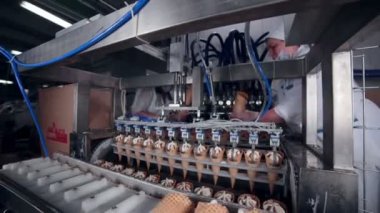 Modern dondurma otomatik üretim hattı. Gıda fabrikası'nda otomatik cihazlar.