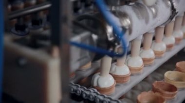 Ice - cream koni ile konveyör taşıma. Dondurma koni içinde doldurma, Kupası.