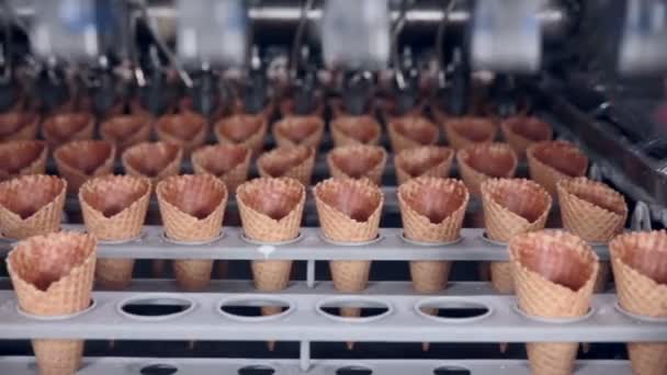 Moderna linea di produzione automatica di gelato. Attrezzature automatiche presso la fabbrica alimentare . — Video Stock