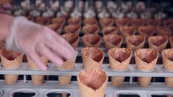 Modern ice cream automatic production line. Automatic equipment at the food factory. — Stock Video