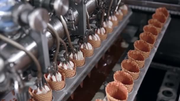 Línea de producción automática de helados . — Vídeo de stock