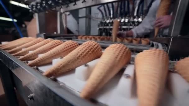 Ligne de production automatique de crème glacée . — Video