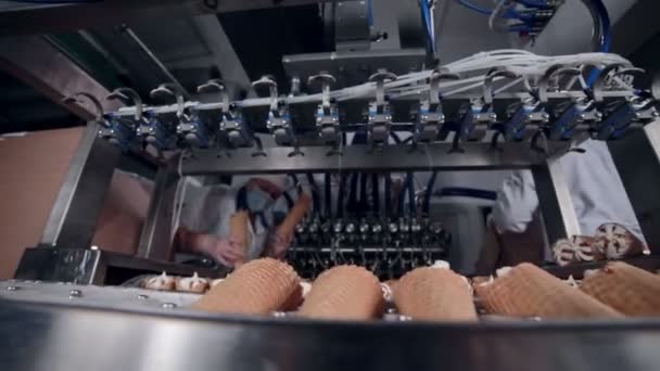 Ice cream automatisk produktionslinje. — Stockvideo