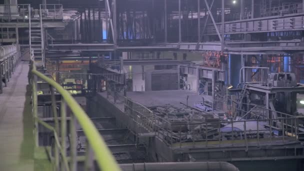 Impianto moderno in una fabbrica industriale pesante . — Video Stock