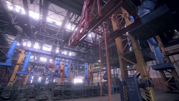 Σύγχρονες εγκαταστάσεις σε ένα βαρύ βιομηχανικό εργοστάσιο. — Αρχείο Βίντεο