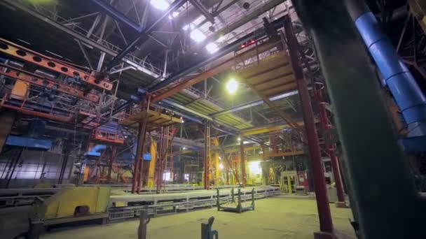 Reuze industriële fabriek. Binnenshuis. — Stockvideo