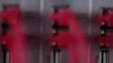 Kablolar, bağlantıları ve lambalar ile süper.