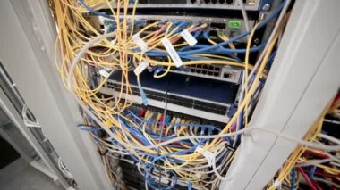 Led ışıkları yanıp sönen ile çalışan veri sunucuları tarafında geri.