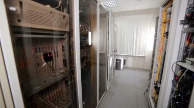 Kablolar, bağlantıları ile modern ağ sunucusu.