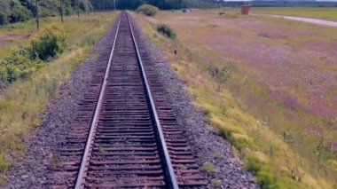 Hareketli demiryolu izler. Kırsal geçen tren.