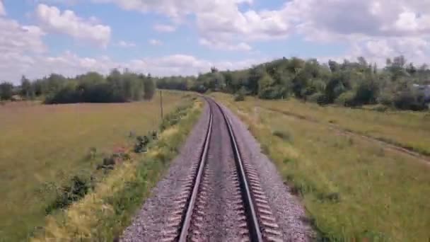 Vías férreas en movimiento. Tren que pasa por el campo . — Vídeo de stock