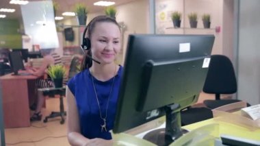 Parlak ofisinde çalışan çağrı merkezi ajan. Yardım hattı destek.