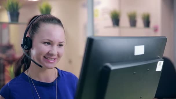 Call centrum agent pracující ve světlé kanceláři. Linka důvěry podpora. — Stock video