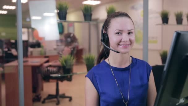 Opérateur de centre d'appels souriant, agent travaillant dans un support d'assistance téléphonique lumineux . — Video