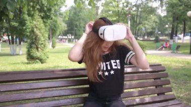 VR kask ile baş kullanan genç kadın mount görüntü. Açık havada.
