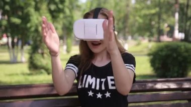 VR kask ile baş kullanan genç kadın mount görüntü. Açık havada.