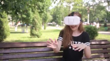 VR kask ile baş kullanan genç kadın mount görüntü. Açık havada.