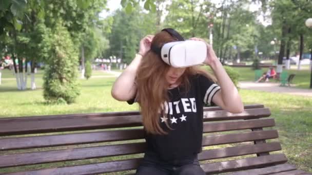 Junge Frau mit vr Helm mit Kopfhalterung Display. im Freien. — Stockvideo