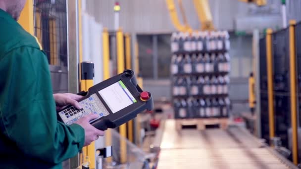 Robot Arm lastning, packning produkter. Moderna automatiserade industriell utrustning. — Stockvideo