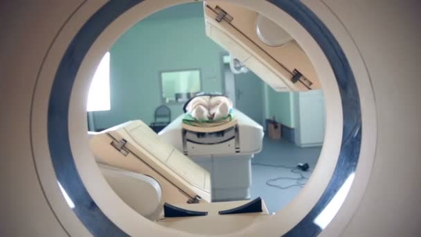 Paziente ospedaliero irriconoscibile sdraiato su risonanza magnetica, tomografo, scanner, che si sposta da e verso la telecamera. Slider sparare . — Video Stock
