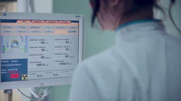 Arzt richtete medizinisches Hightech-Gerät, Tomographen, ein. mri. — Stockvideo