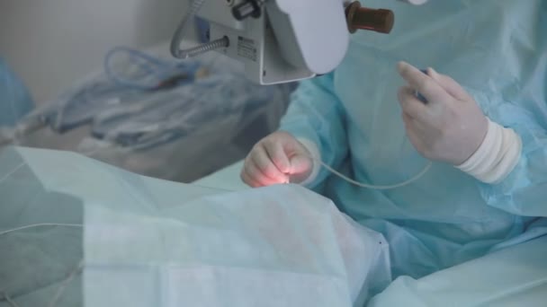 Mains méconnaissables dans des gants chirurgicaux pratiquant une chirurgie à l'aide d'un équipement stérilisé . — Video