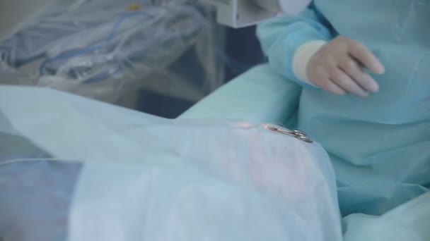 Неузнаваемые руки в хирургических перчатках, выполняющих хирургические операции с использованием стерилизованного оборудования . — стоковое видео