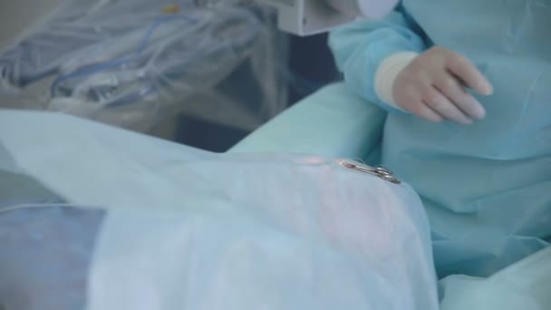 Mains méconnaissables dans des gants chirurgicaux pratiquant une chirurgie à l'aide d'un équipement stérilisé . — Video