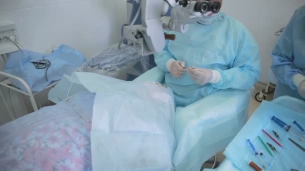 Ręce nie do poznania w rękawice chirurgiczne wykonywania operacji za pomocą sterylizacji sprzętu. — Wideo stockowe