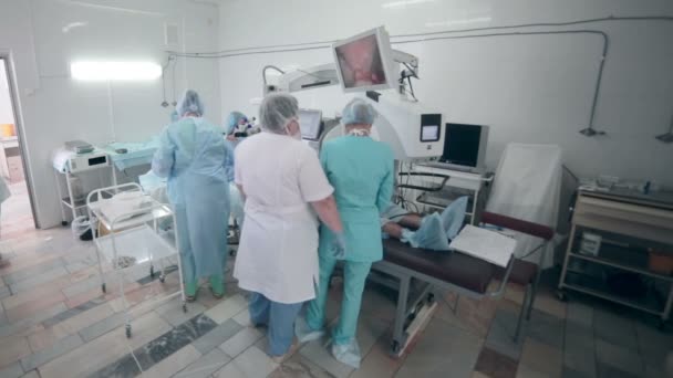 Nierozpoznany zespół lekarzy wykonywania zabiegu w sali operacyjnej szpitala. — Wideo stockowe