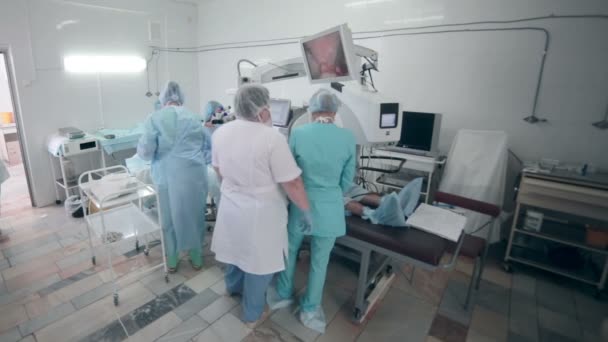 Équipe de médecins méconnaissables effectuant une chirurgie dans la salle d'opération de l'hôpital . — Video