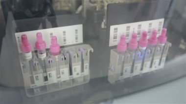 İlaç endüstrisi. Üretim hattı makine konveyör eczane Fabrikası'nda.