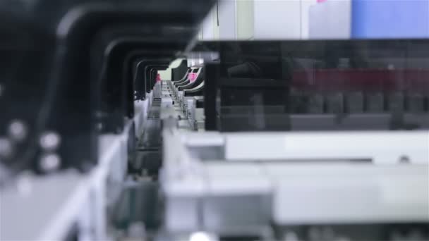 Farmaceutische industrie. Productielijn machine transportband in apotheek fabriek. — Stockvideo